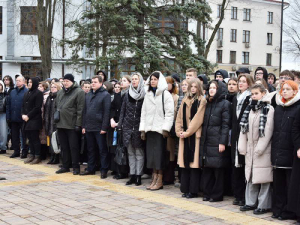 Торжественная линейка ко Дню Конституции состоялась сегодня, 14 марта, в БГУ. Мероприятие организовали накануне общереспубликанского праздника, который традиционно отмечается в Беларуси 15 марта.